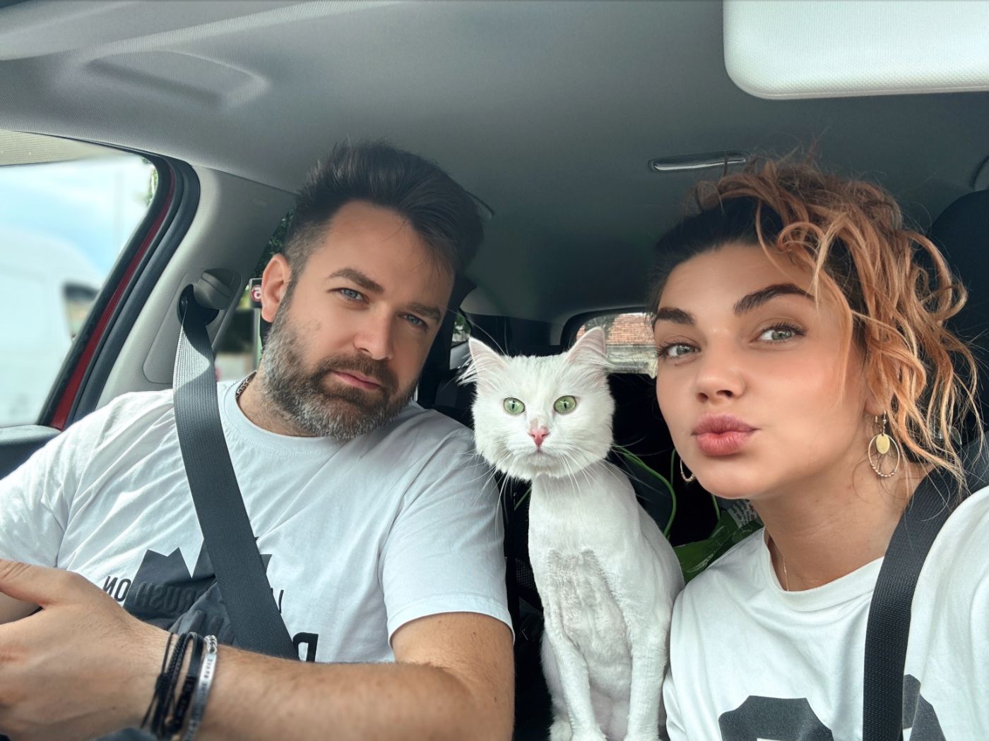 Andrei, Carina și pisica lor albă, în mașină